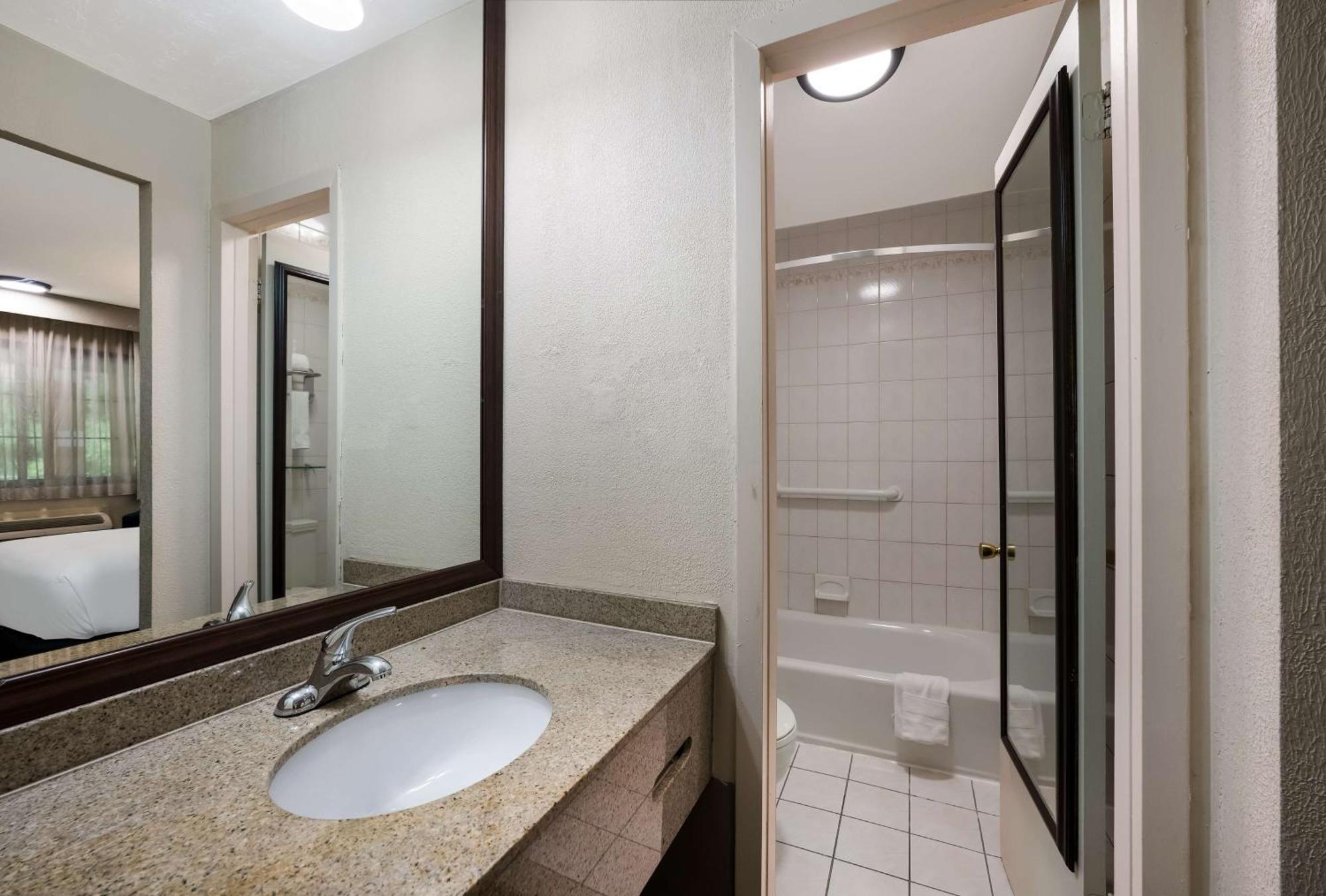 Surestay Plus By Best Western Woodbury Inn Εξωτερικό φωτογραφία